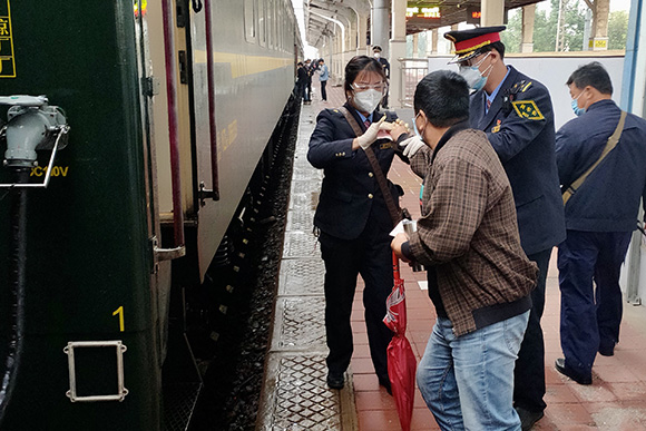 突發(fā)疾病果斷急救，列車溫情感動旅客