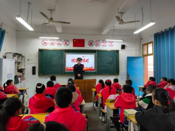 贛州市田心明德小學(xué)開展“學(xué)憲法，知憲法”主題活動(dòng)